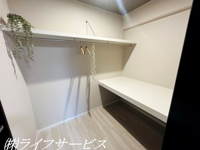 【収納】 | キングスクエア北大阪パークフェリスⅡ番館 | ウォークスルークローゼット／リビングと洋室から出入りできる大型収納！