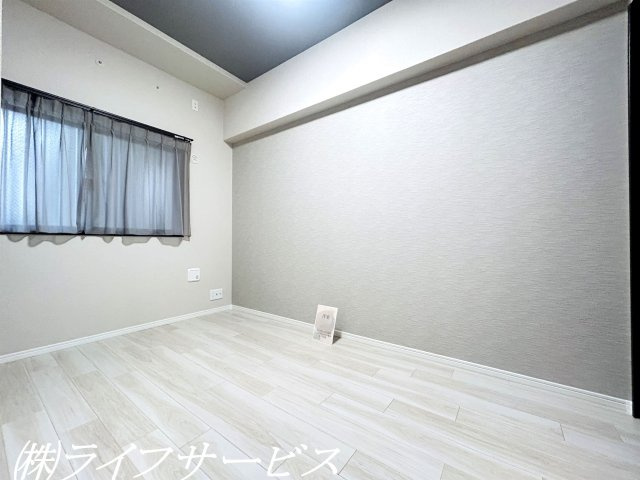 【洋室】 | キングスクエア北大阪パークフェリスⅡ番館 | 洋室５帖／クローゼット有！壁と天井のアクセントクロスがポイントの落ち着いたお部屋です！