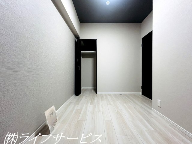 【洋室】 | キングスクエア北大阪パークフェリスⅡ番館 | 洋室５帖／クローゼット有！壁と天井のアクセントクロスがポイントの落ち着いたお部屋です！