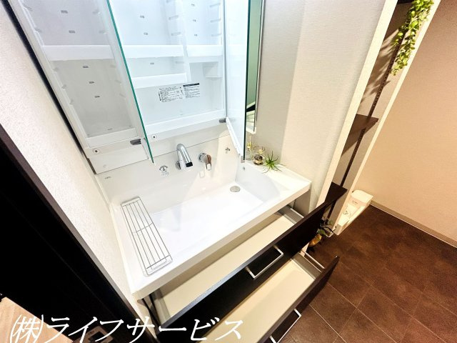 【洗面所】 | キングスクエア北大阪パークフェリスⅡ番館 | 三面鏡付の洗面化粧台で身支度もはかどりますね！鏡の裏にしっかりと小物類の収納が可能です！