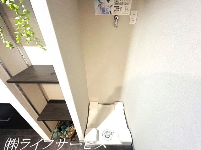 【洗面所】 | キングスクエア北大阪パークフェリスⅡ番館 | 洗濯パン／横にリネン置場としてぴったりな可動棚あり！