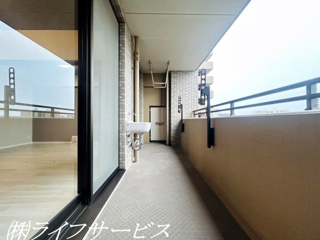 【バルコニー】 | キングスクエア北大阪パークフェリスⅡ番館 | バルコニー／南西向きのバルコニーは陽当り良好！お掃除等に便利なスロップシンクあり！