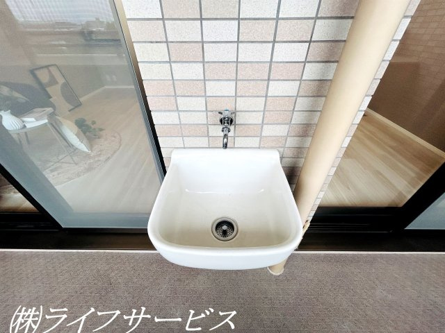 【バルコニー】 | キングスクエア北大阪パークフェリスⅡ番館 | バルコニー／南西向きのバルコニーは陽当り良好！お掃除等に便利なスロップシンクあり！