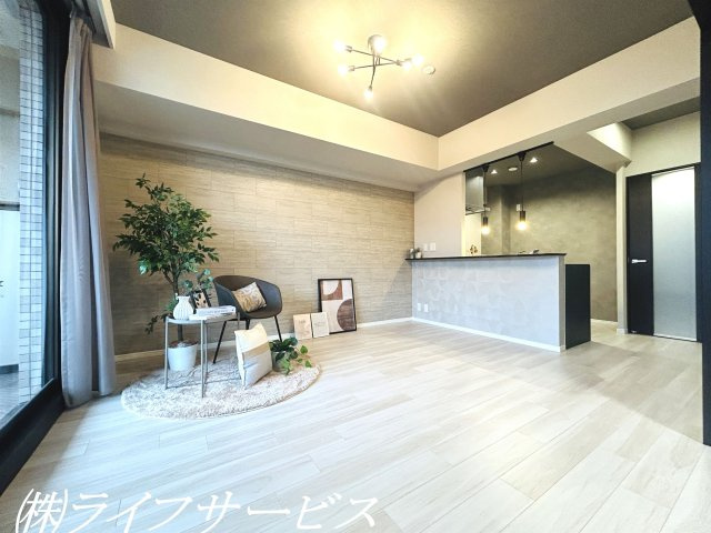 【居間・リビング】 | キングスクエア北大阪パークフェリスⅡ番館 | 室内リフォーム済につきすぐのご入居が可能！ペットと暮らせるマンションです。設備・収納充実！うれしいポイントが満載の２ＬＤＫ！