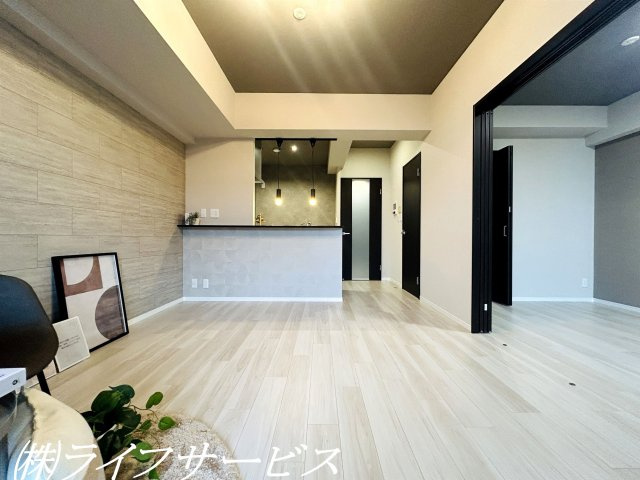 【居間・リビング】 | キングスクエア北大阪パークフェリスⅡ番館 | 室内リフォーム済につきすぐのご入居が可能！ペットと暮らせるマンションです。設備・収納充実！うれしいポイントが満載の２ＬＤＫ！