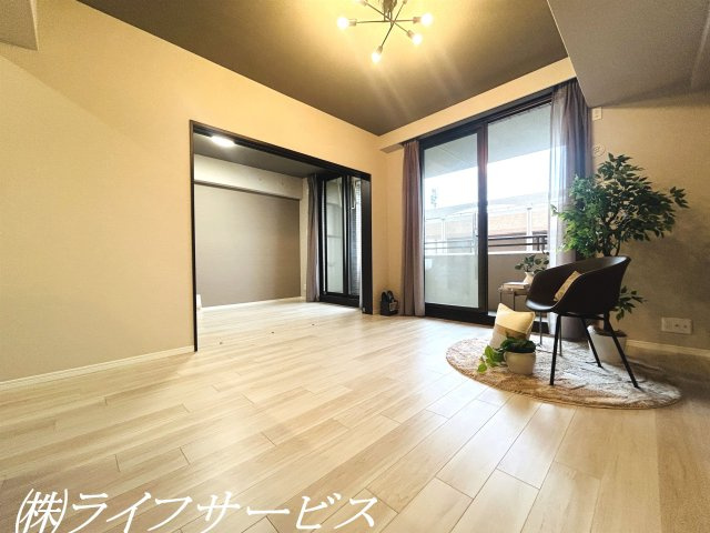 【居間・リビング】 | キングスクエア北大阪パークフェリスⅡ番館 | リビングルーム／南西向きのリビングルーム！