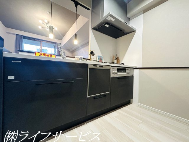 【キッチン】 | キングスクエア北大阪パークフェリスⅡ番館 | システムキッチン／食器洗浄乾燥機付のカウンターキッチンはレール設置済！ライトの吊り下げができます！