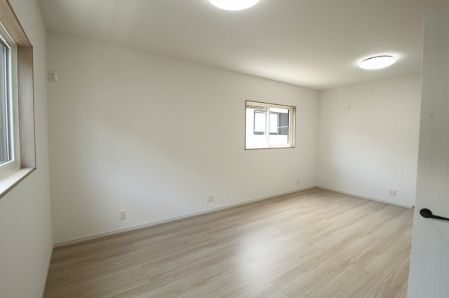 福井町　新築戸建の洋室|2F　南.・南西の部屋　5.5帖+5.5帖