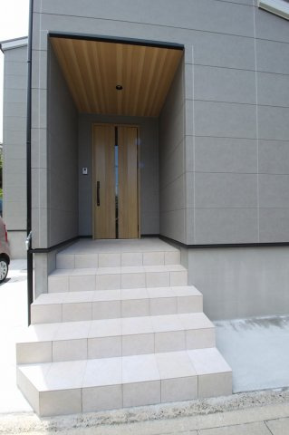 福井町　新築戸建の玄関