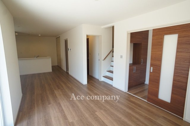 【居間・リビング】 | 八尾市萱振町2丁目 | 【LDK：広々19.87帖！】リビングの中央に階段があります♪