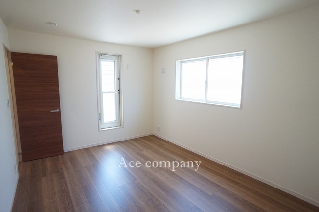 【寝室】 | 八尾市萱振町2丁目 | 【2階：西側洋室7.8帖】バルコニーへは勝手口から出入りできます☆