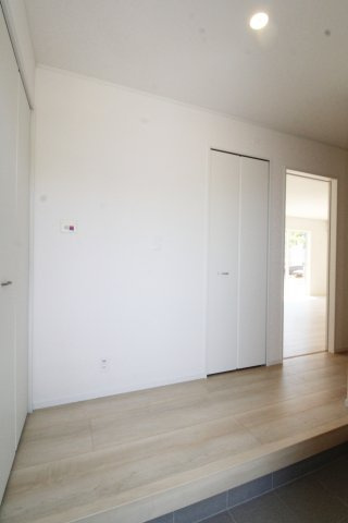 岩瀬郡鏡石町旭町　　　２号棟　　鏡石第２小学校、鏡石中学区の玄関|※同社施工例