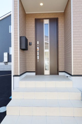 岩瀬郡鏡石町旭町　　　２号棟　　鏡石第２小学校、鏡石中学区の玄関