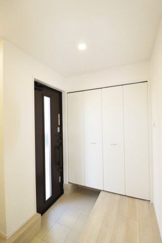 岩瀬郡鏡石町旭町　　　２号棟　　鏡石第２小学校、鏡石中学区の玄関