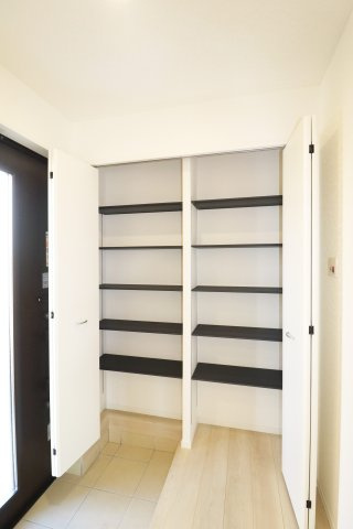 岩瀬郡鏡石町旭町　　　２号棟　　鏡石第２小学校、鏡石中学区の収納|シューズクローゼット♪