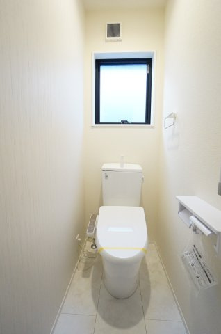 リーブルガーデン武豊町冨貴市場　3号棟のトイレ|1階2階にトイレがあり、お掃除しやすい機能や工夫が満載。スッキリコンパクトなシャワートイレで温水洗浄便座で冬は暖かく快適です