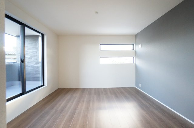 リーブルガーデン武豊町冨貴市場　3号棟の洋室|2階9帖洋室はアクセントクロスが素敵な主寝室！大型のウォークインクローゼット付き！