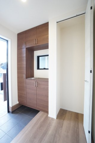 リーブルガーデン武豊町冨貴市場　3号棟の玄関|玄関には大型のシューズボックスとクローゼット収納があります。