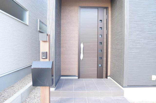 リーブルガーデン武豊町冨貴市場　3号棟の玄関|落ち着いた雰囲気の玄関ドアとポスト