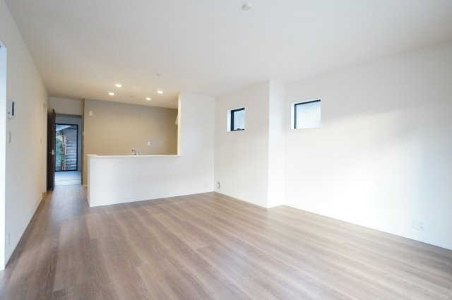 リーブルガーデン武豊町冨貴市場　3号棟の居間・リビング|1階リビングは明るく心地よい広さ。