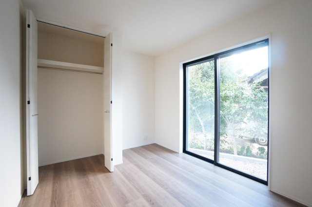 リーブルガーデン武豊町冨貴市場　3号棟の洋室|リビングから離れた1階北側5.44帖洋室は掃き出し窓があり、客間や趣味のお部屋としても便利です。