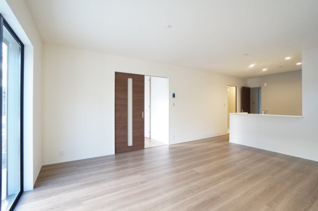 リーブルガーデン武豊町冨貴市場　3号棟の居間・リビング|17.13帖の南側リビング☆日当たり良好