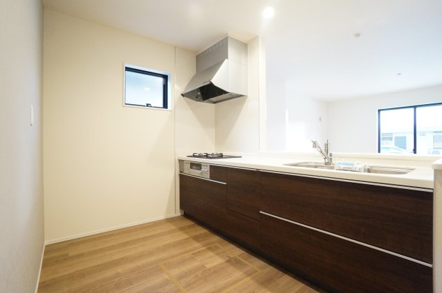 リーブルガーデン武豊町冨貴市場　3号棟のキッチン|お料理しながら会話弾む対面キッチンは家族と顔を合わせながらお料理が出来て楽しい時間を過ごせそうです♪