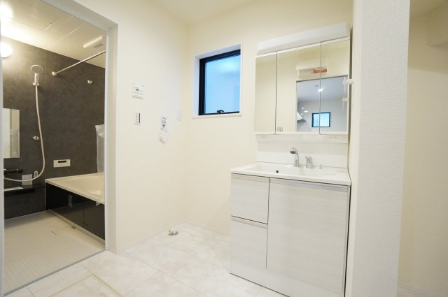 リーブルガーデン武豊町冨貴市場　3号棟の独立洗面台|シャワー付き洗面化粧台は、伸ばせる水栓で洗面台でのシャンプーや洗い物に便利な仕様。