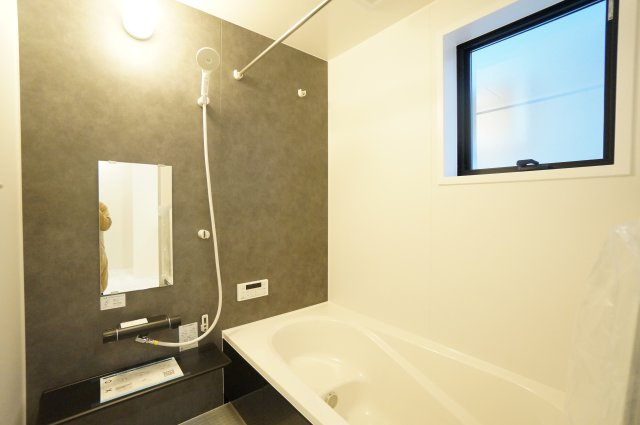 リーブルガーデン武豊町冨貴市場　3号棟の浴室|雨の日のお洗濯に大活躍な浴室乾燥機付！広々浴室1坪タイプで一日の疲れを癒すくつろぎのバスタイム♪