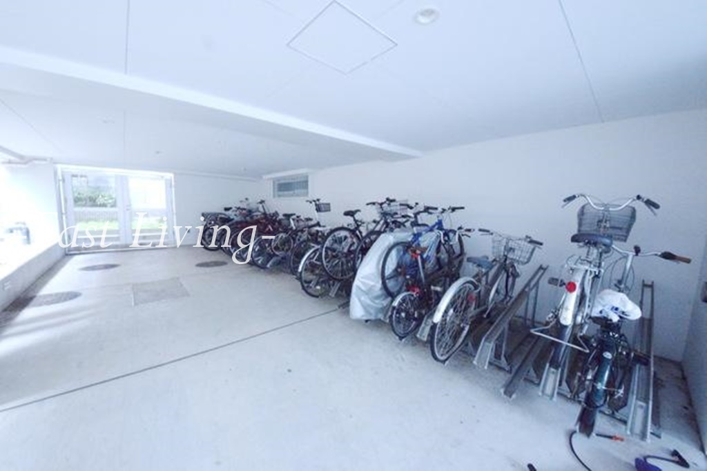 ポレスター千代田御茶ノ水の駐車場