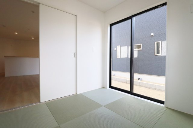 岩瀬郡鏡石町旭町　　　３号棟　　鏡石第２小学校、鏡石中学区の和室|リビングに隣接する和室♪