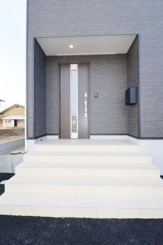 岩瀬郡鏡石町旭町　　　３号棟　　鏡石第２小学校、鏡石中学区の玄関