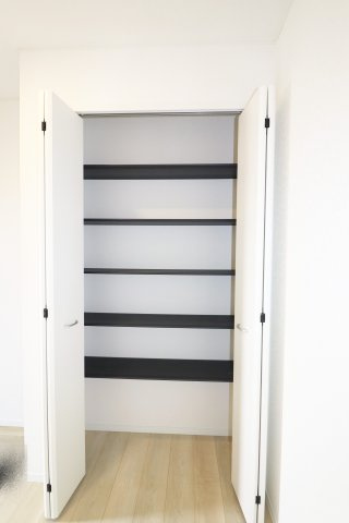 岩瀬郡鏡石町旭町　　　３号棟　　鏡石第２小学校、鏡石中学区の玄関