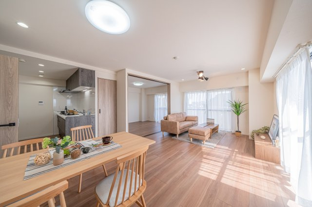 荒川遊園ビューハイツの居間・リビング|リビング/施工例◆LDK部分が約17.4帖あるので、お好みでお部屋をレイアウトできます！