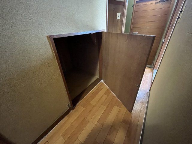 海老沼住宅の収納|1階階段下収納