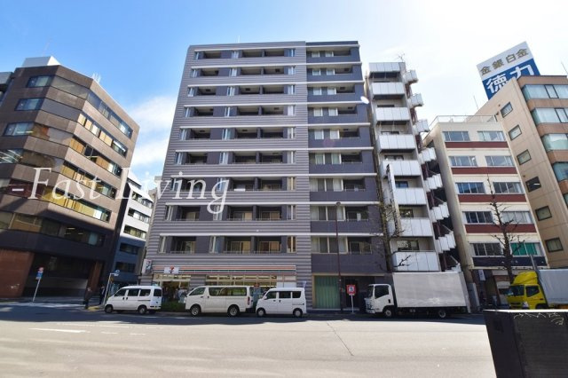 セレニティー神田のエントランス