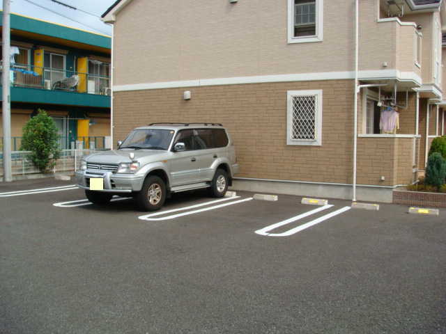 町田市三輪町のアパートの駐車場