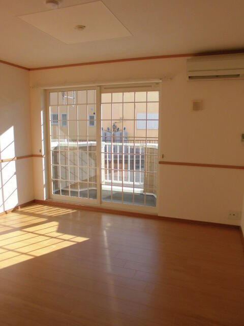 町田市三輪町のアパートの居間・リビング