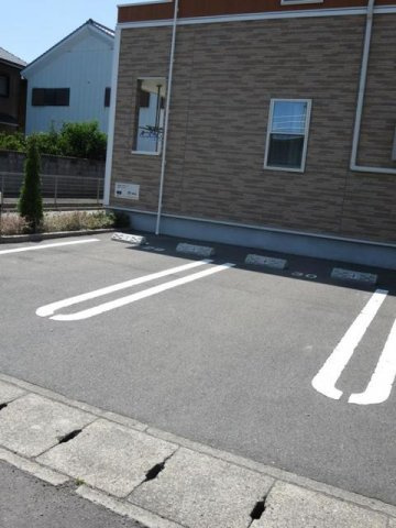 コンフォール矢三　Ｃの駐車場|駐車場があるので、車を買う予定の方も安心です