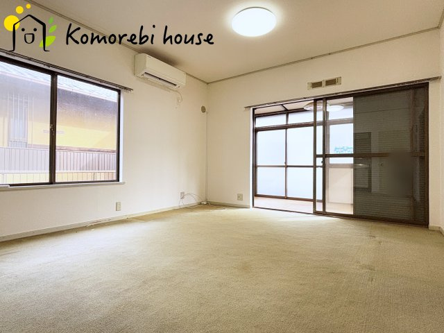 川島町八幡　中古一戸建ての居間・リビング|12帖のLDKです　（リフォーム前の写真です）