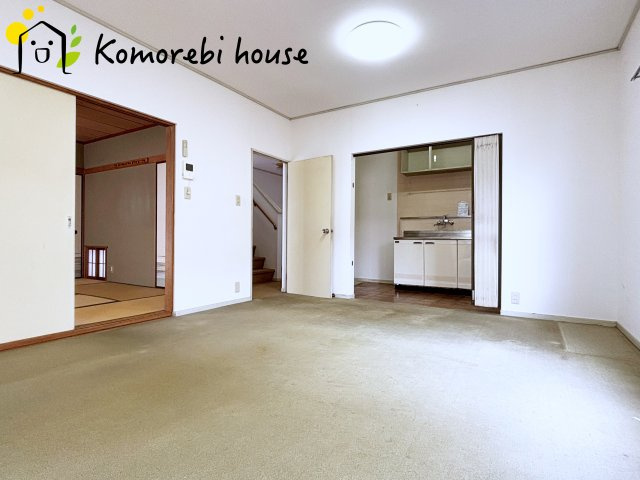 川島町八幡　中古一戸建ての居間・リビング|12帖のLDKです