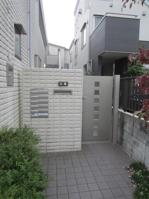 メゾン　こばやしのエントランス|外構オートロック付き