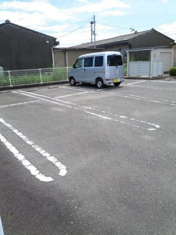 Ｓｗｅｅｔ　Ｓｅａｓｏｎの駐車場|車をお持ちの方に嬉しい駐車場付きの物件です
