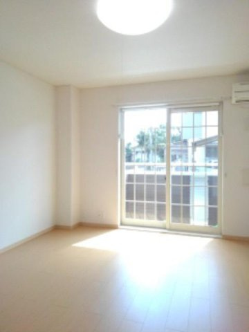 アンビエンテの内装|明るい色調の室内です