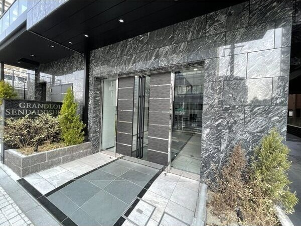 グランドロアール仙台西公園のエントランス