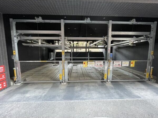 グランドロアール仙台西公園の駐車場