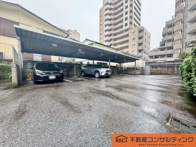 ハイネス東灘の駐車場