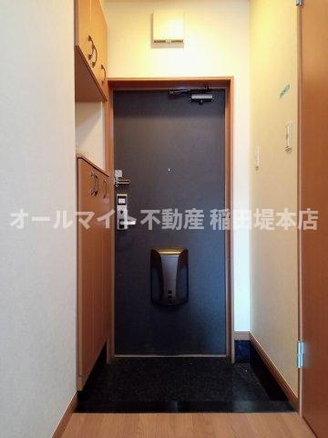 多摩市一ノ宮２丁目のアパートの玄関