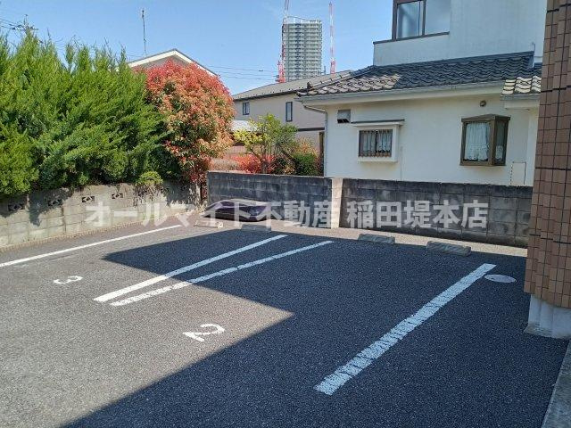 多摩市一ノ宮２丁目のアパートの駐車場