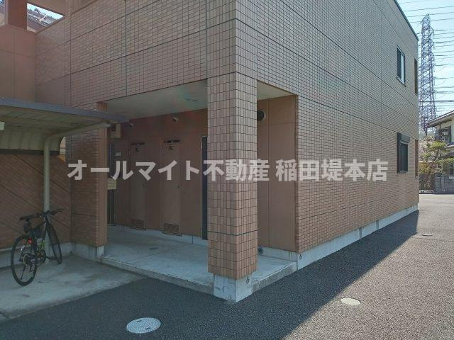 多摩市一ノ宮２丁目のアパートのエントランス